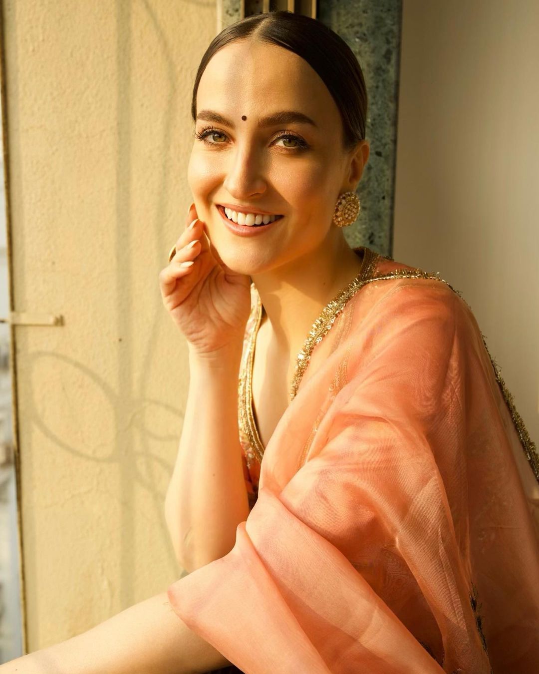 Bollywood Actress Elli AvrRam Stills in Pink Saree